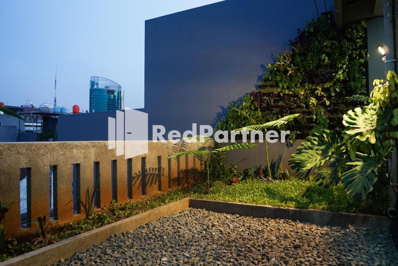 Tomang Gelong Syariah Mitra Reddoorz 2*