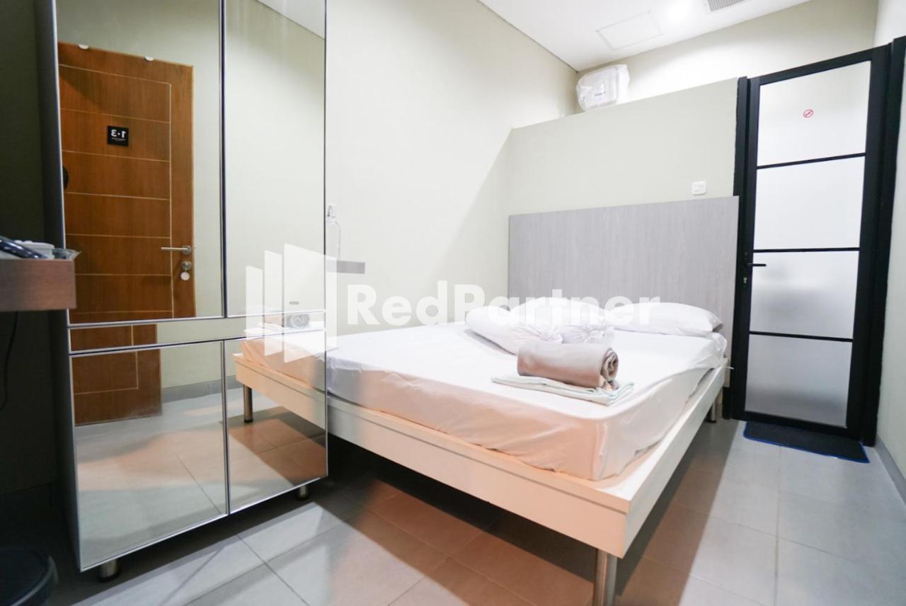 Hotel Tomang Gelong Syariah Mitra Reddoorz Jakarta